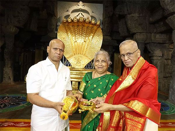 Infosys-Sudha-Narayana-Murthy-Couple-Donates-Golden-Conch-To-TTD