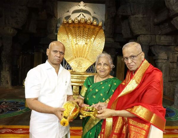 Infosys-Sudha-Narayana-Murthy-Couple-Donates-Golden-Conch-To-TTD