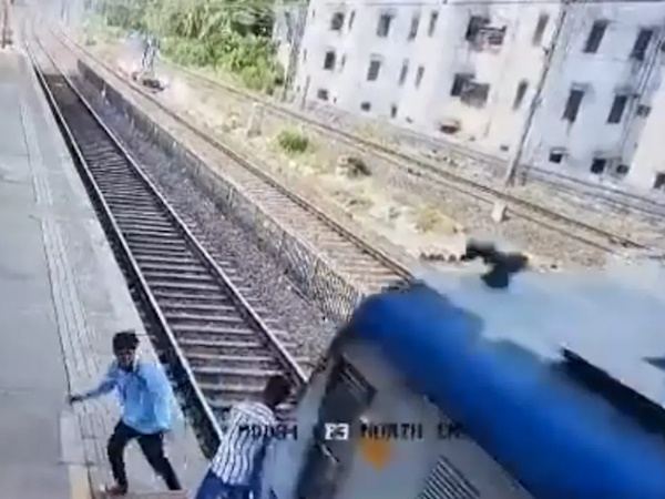 Mumbai-Boy-Hit-Train