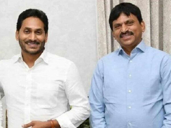 Ponguleti Srinivas Reddy, who recently quit TRS to join in the Congress party has met with the chief minister of AP, YS Jagan Mohan Reddy toda