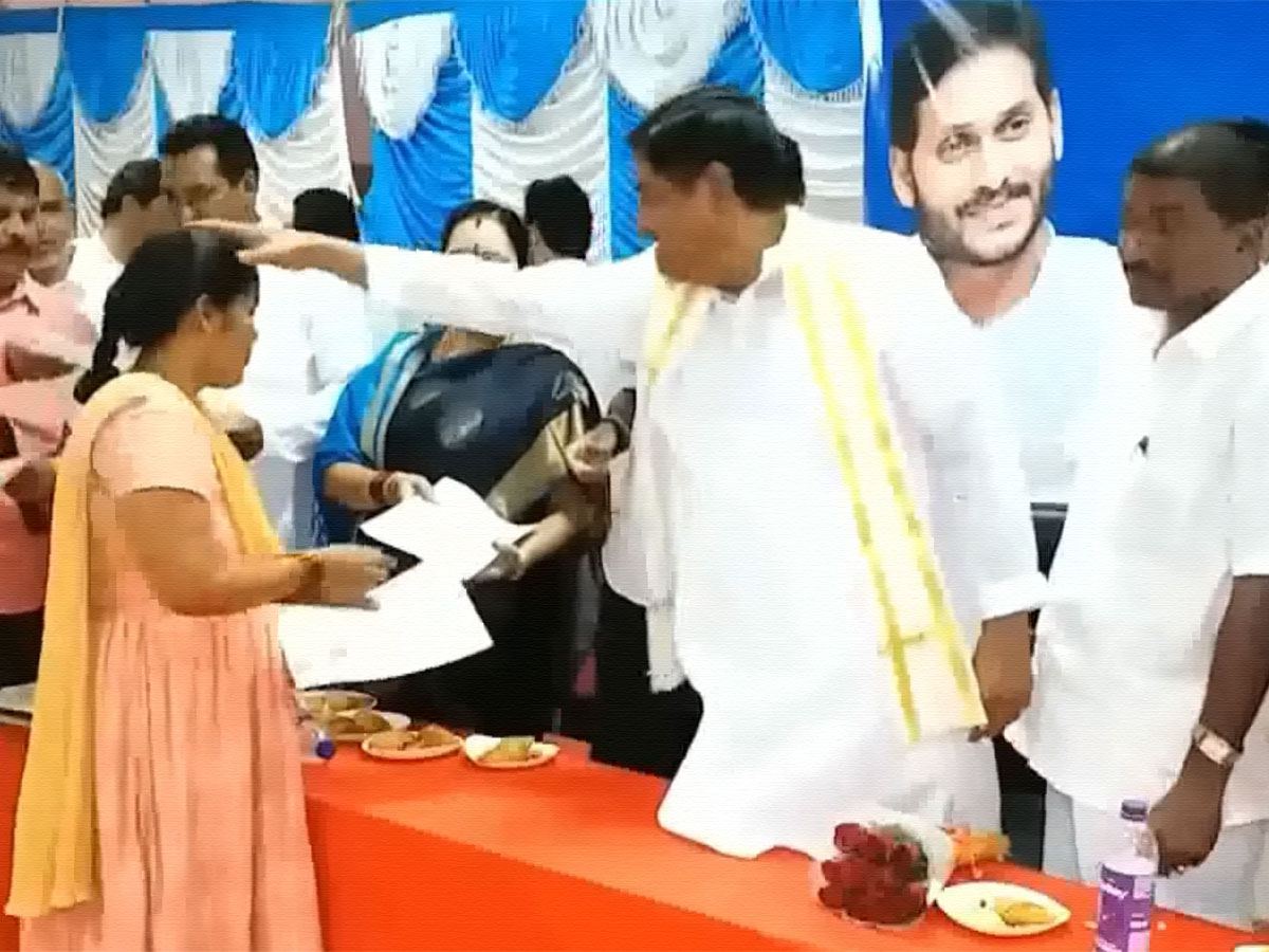 Srikakulam-Woman-Shocks-Dharmana-Prasada-Rao