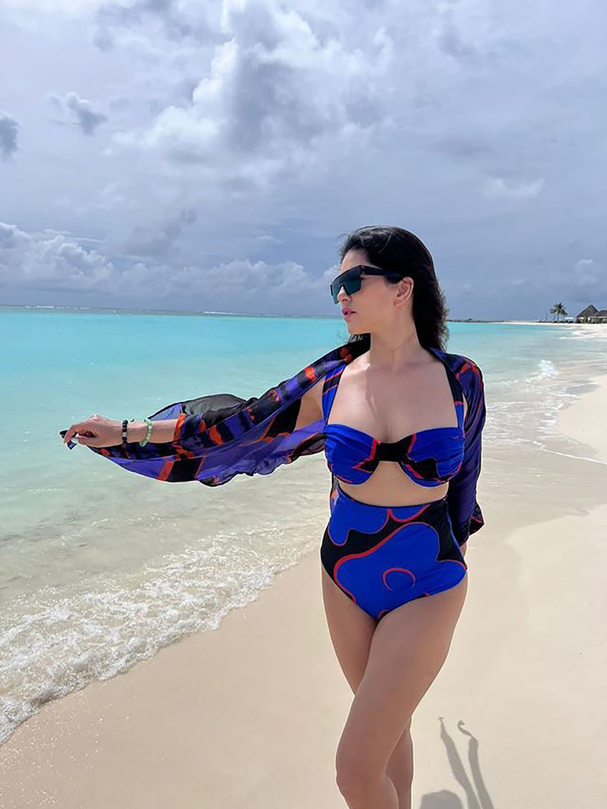 Sex Telugu Hot Sunny - Pic Talk: Sunny Leone Debuts With Super Sexy Bikini