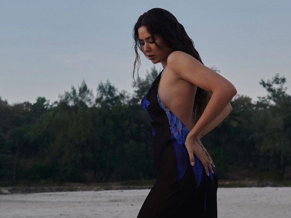 Actress Flaunts Her Curves On Beach