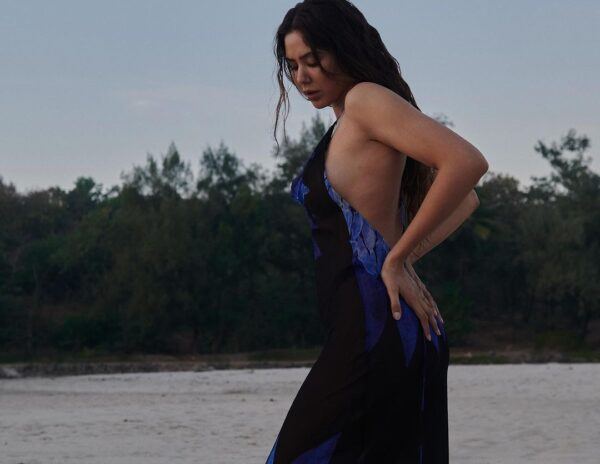 Actress Flaunts Her Curves On Beach