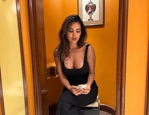 Esha's Revealing Top Is Too Tempting & Sexy