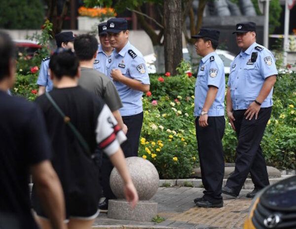Shanghai Police Mass Phones