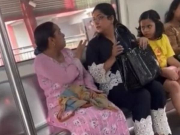 Woman Threats Gun Attack In Delhi Metro!