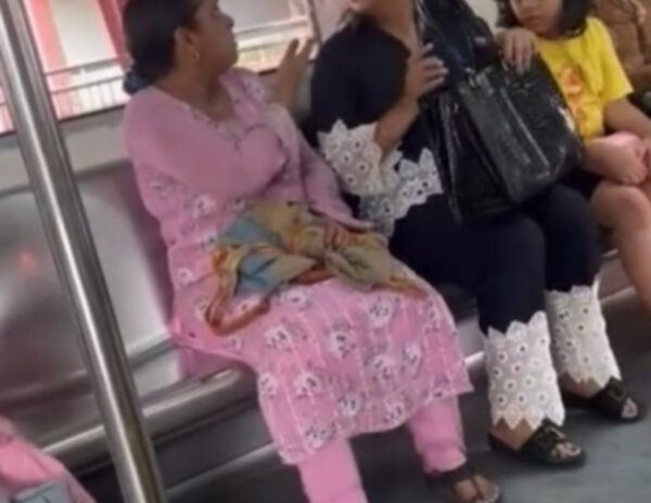 Woman Threats Gun Attack In Delhi Metro!