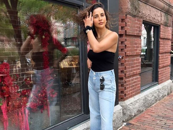 Pic Talk: Model Flaunts Off-Shoulder Looks