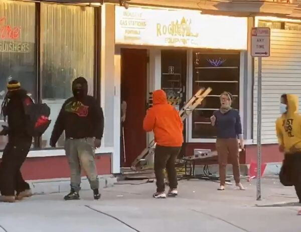  America On Loose Store Woman Beaten
