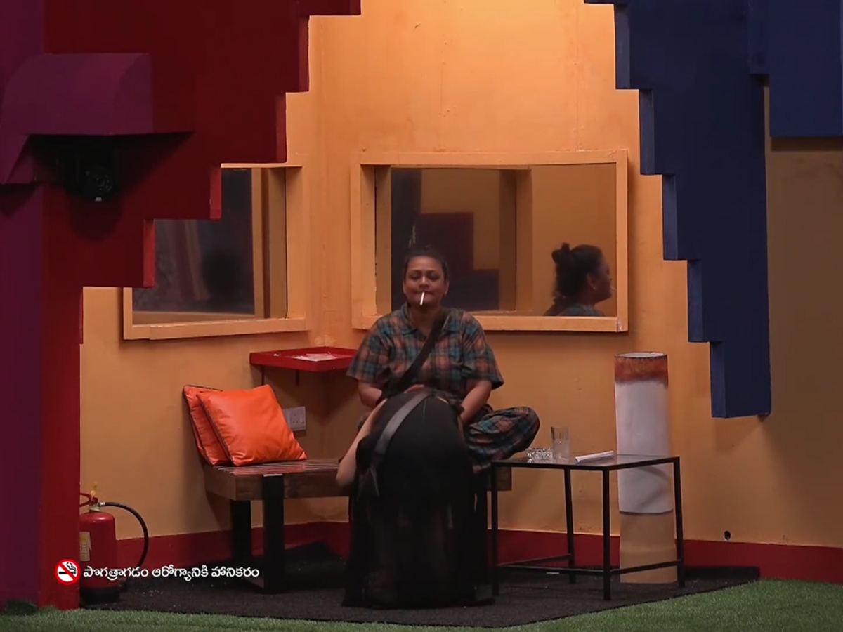 BB7: Rathika Falls on Shakeela’s Feet!