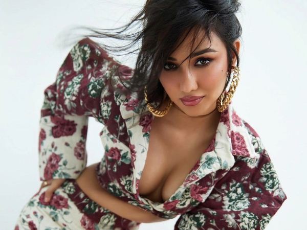 Hottie Captures Tempting Curves