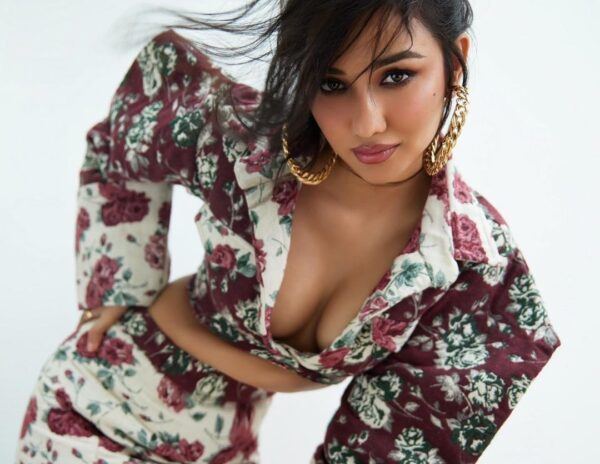 Hottie Captures Tempting Curves