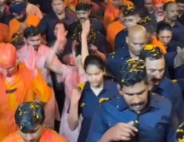 Janhvi Kapoor Caught Dancing With Rumoured BF!