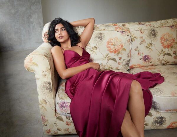 Pic Talk Hot Actress In Shiny Dress