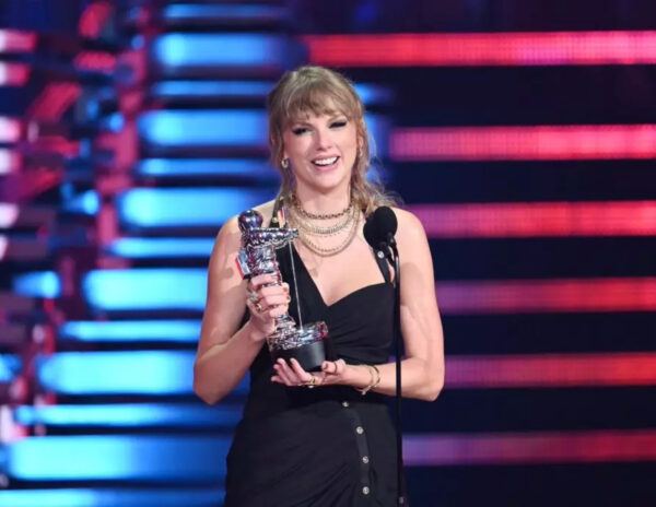 Taylor Swift Makes Smashing Record At VMA