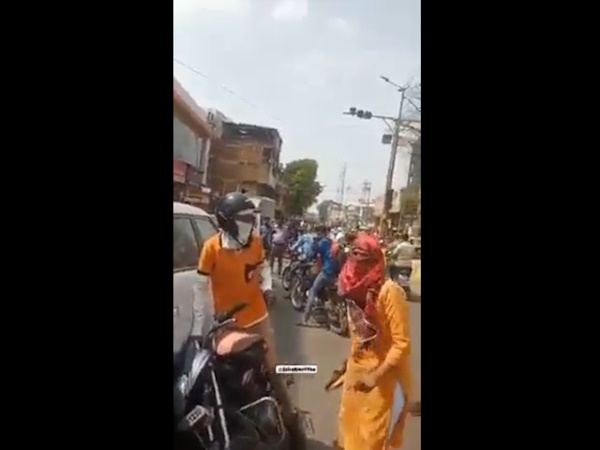 Angry Woman Beats Up Up Swiggy Agent