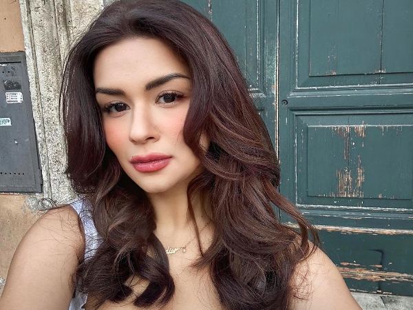 Avneet's Hot Holiday