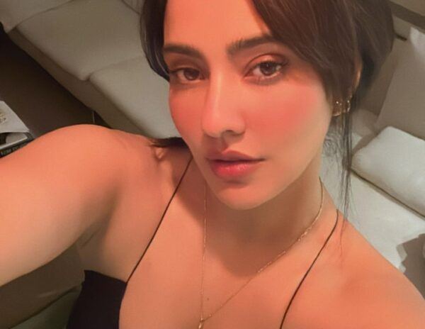 Hottie's Revealing Selfie