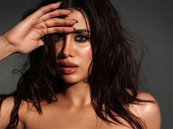 Pic Talk: Curvy Lady's Hottest Show