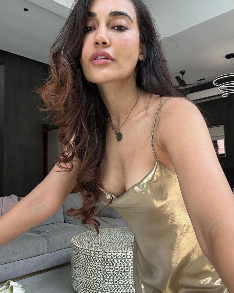 Surbhi Jyoti golden pendant