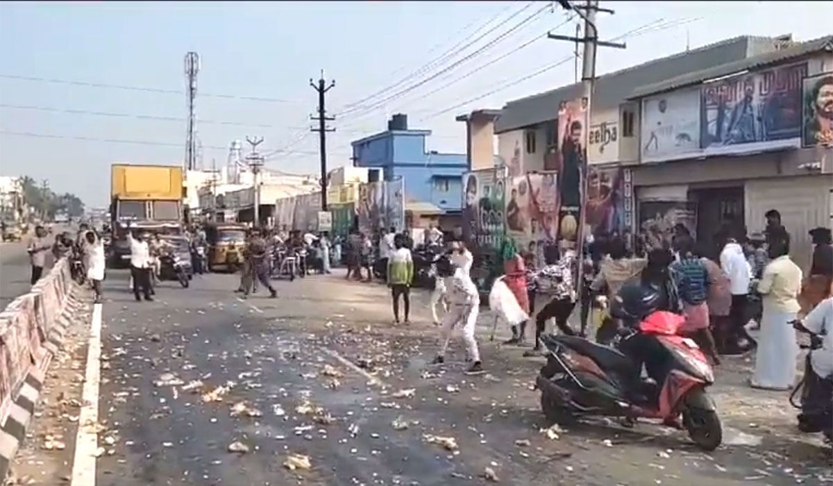 Vijay Fans's Violent Ruckus On Street