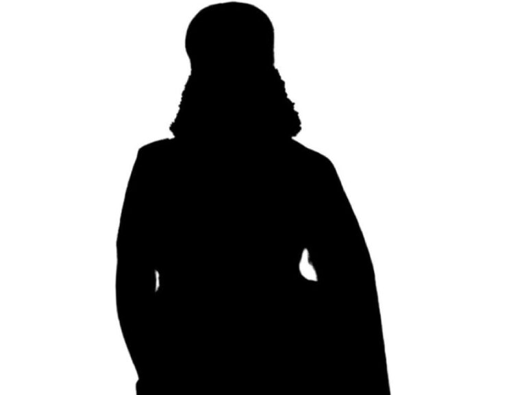 Heroine Leaves Hero