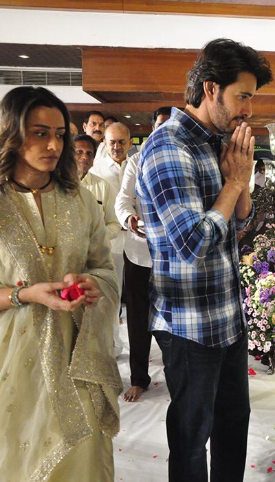 Mahesh-Babu-Family-Tribute-To-Superstar-Krishna