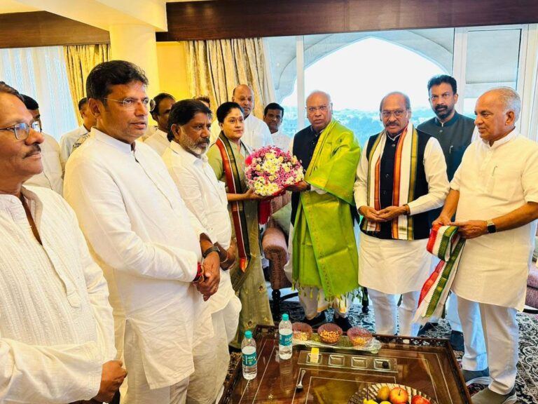 Vijayashanthi Joins Congress