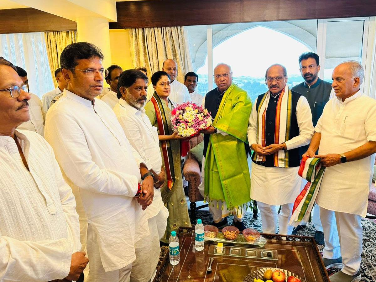 Vijayashanthi Joins Congress