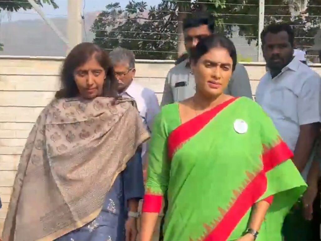 YS-Sunitha-YS-Sharmila-Idupulapaya