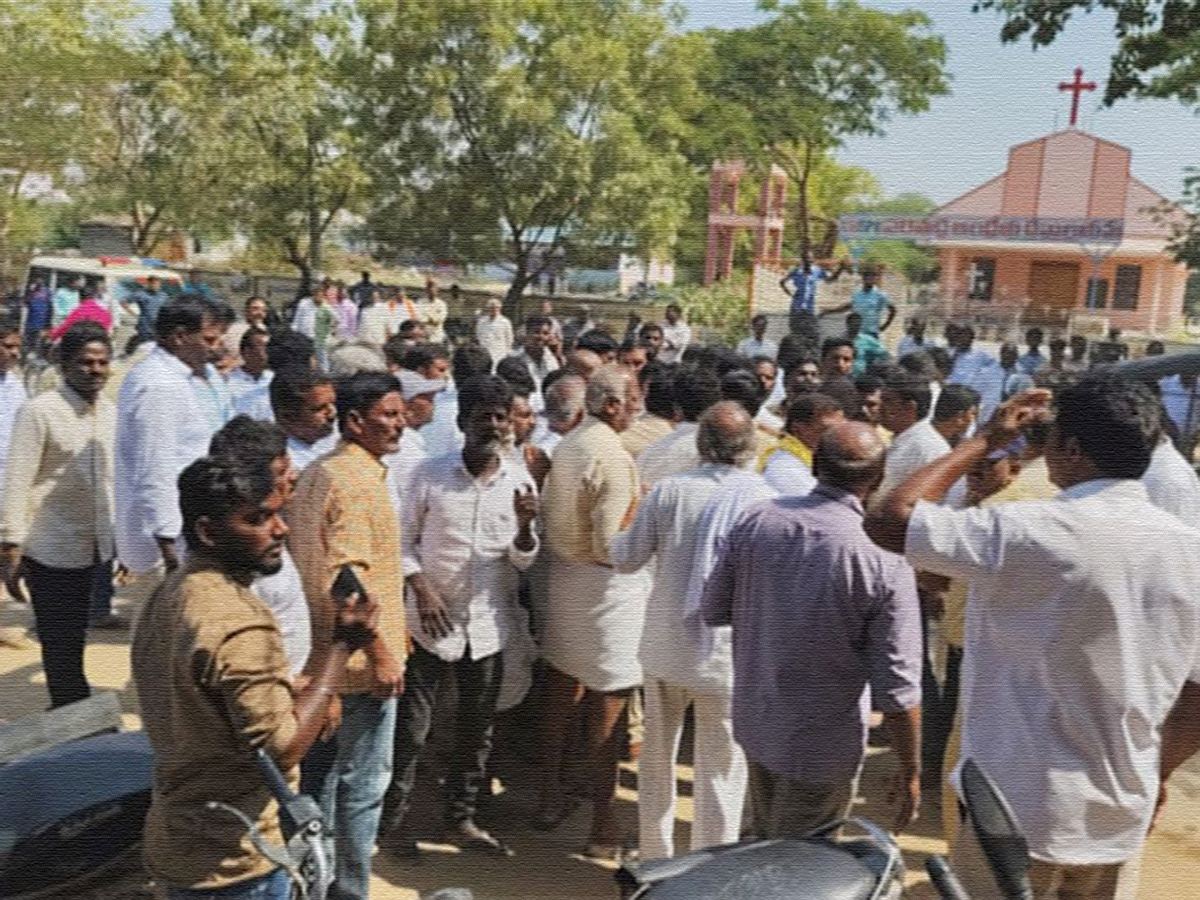 TDP and YSRCP Fight in Muddanu
