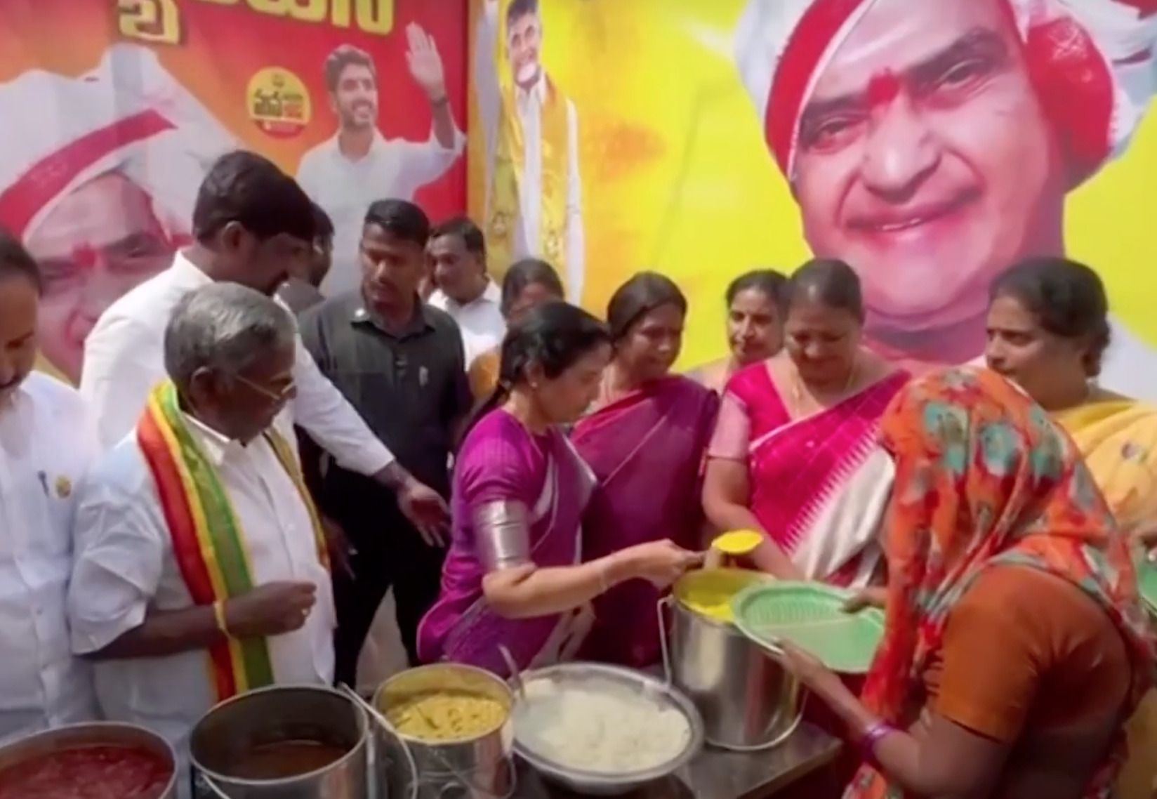Bhuvaneshwari Serves Food @ Anna Canteen