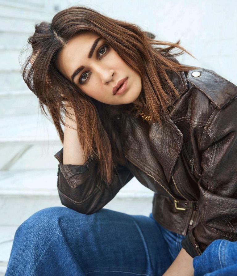 Kriti Sanon Flaunts Glamourous Look