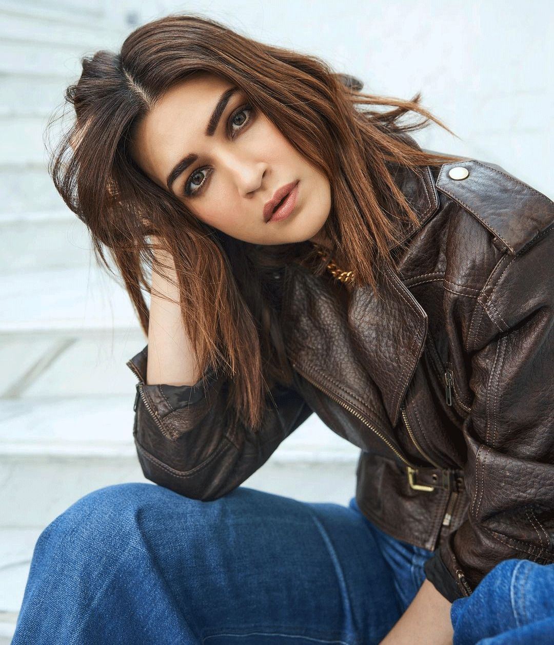 Kriti Sanon Flaunts Glamourous Look