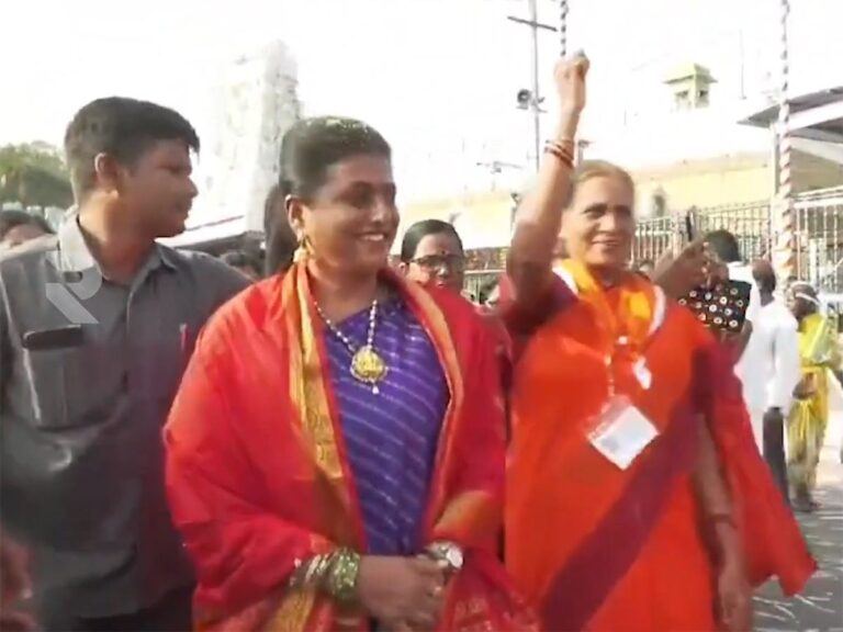 Minister-Roja-Vs-Srivari-Sevakulu--Tirupati