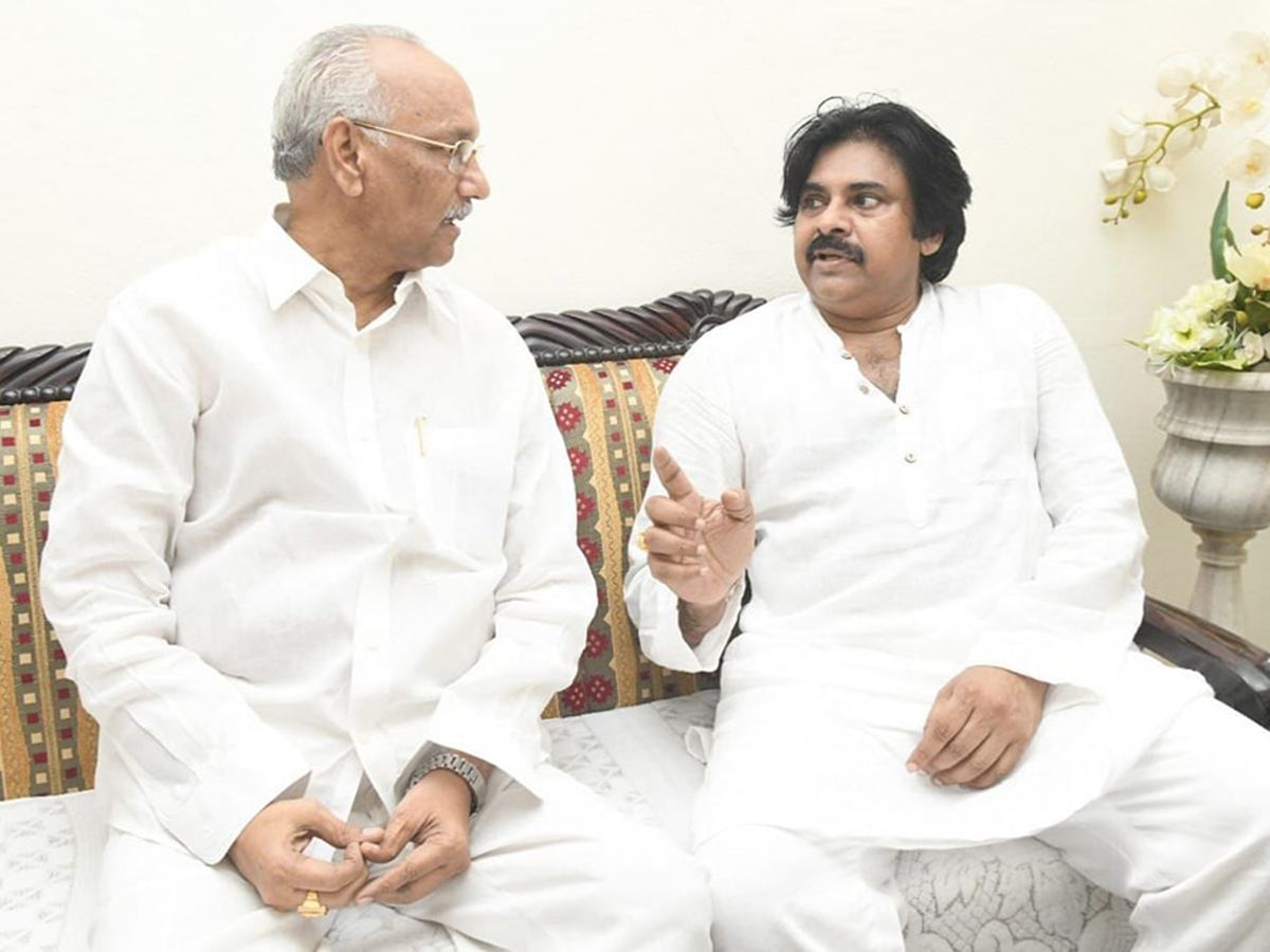 Pawan Kalyan Meets Pulaparthi Ramanjaneyulu In Bhimavaram