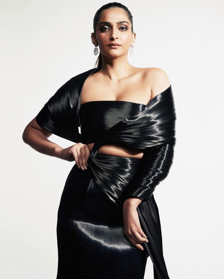 Sonam Kapoor Stuns