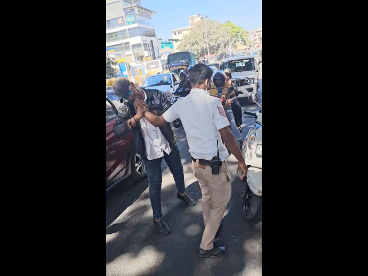 Traffic-Police-officer-and-a-Scooty-Rider-over-Not-Wearing-Helmet