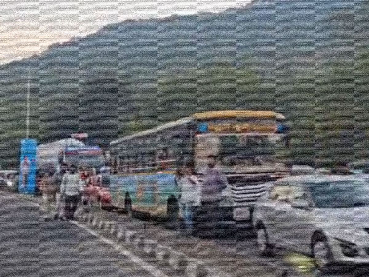YS Jagan Aadudam Andhra Vizag Traffic Jam