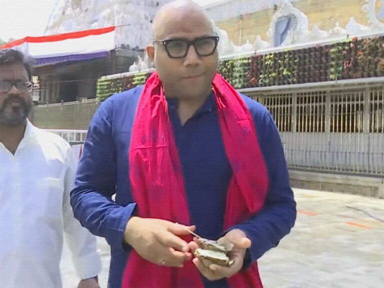 Director-Sandeep-Reddy-Vanga-Visits-Tirumala