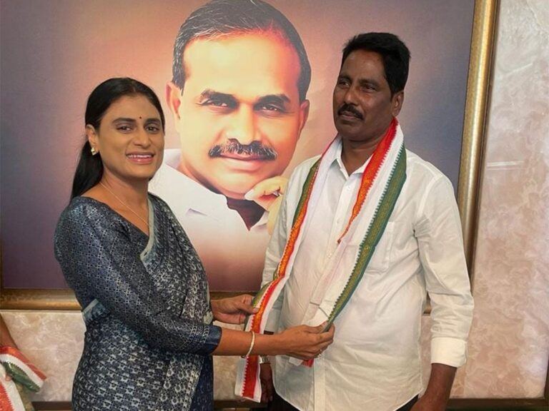 Nandikotkur MLA Arthur Thoguru joined the Congress party today. He joined the Congress in the presence of the APCC President YS Sharmila.