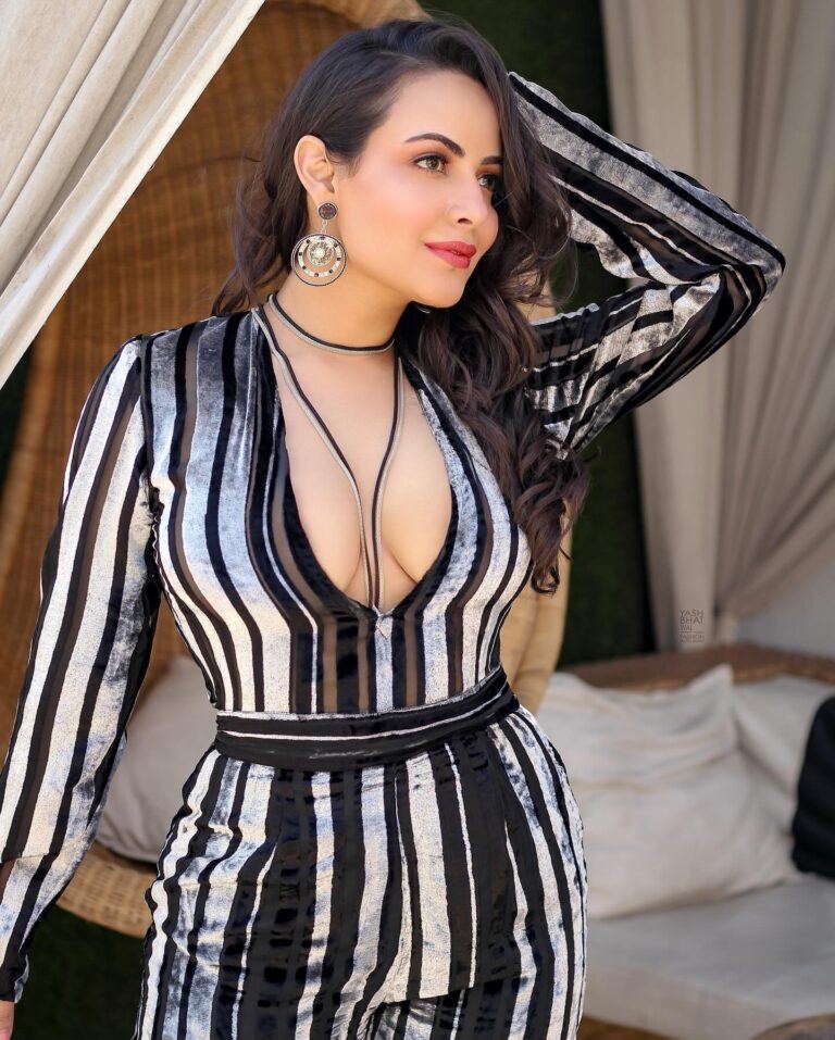 Pic Talk: Model Aanchal Munjal Exposes Stunning Outfit