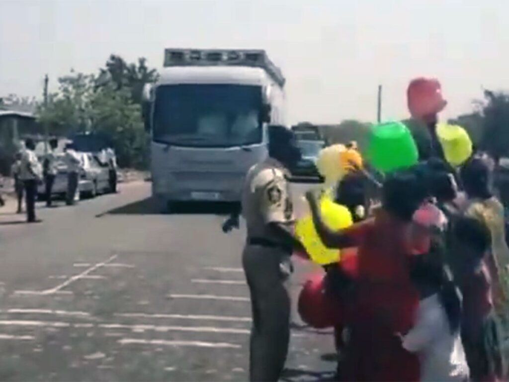 Women Protests @ Jagan's Bus