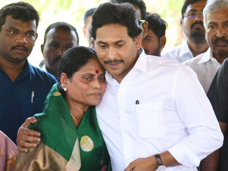 YS Vijayamma Blessings To YS Jagan Bus Yatra