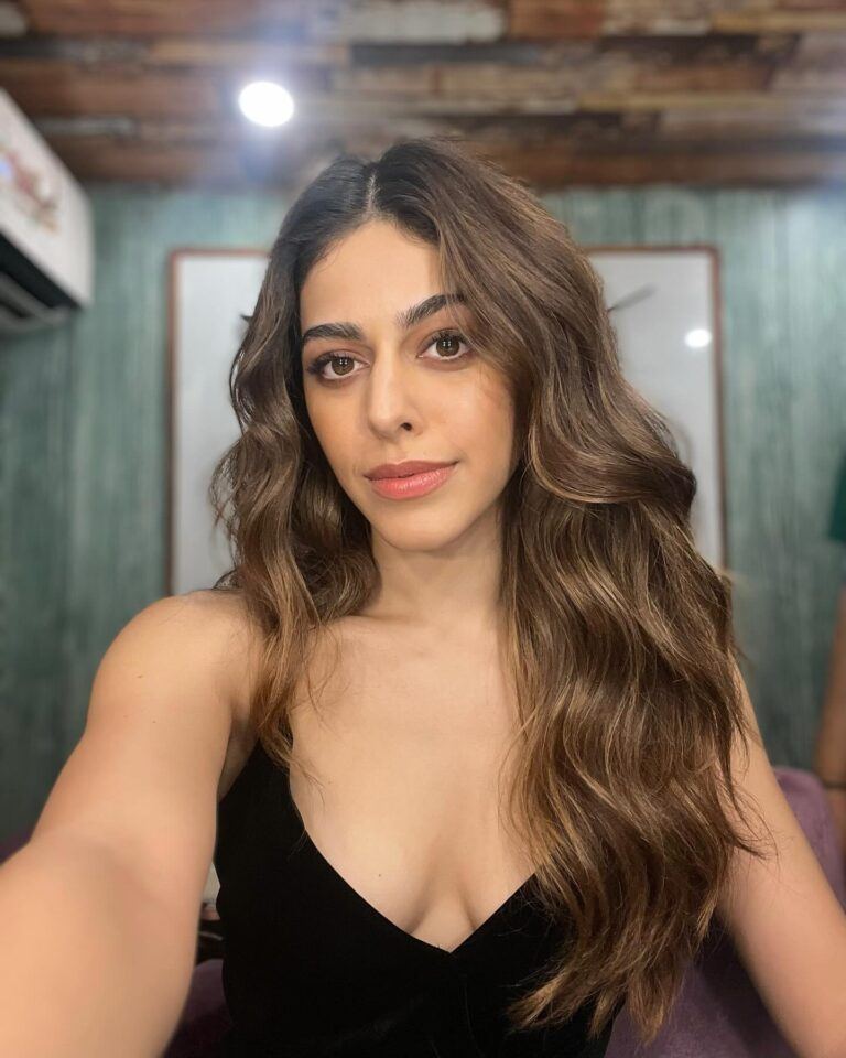 Pic Talk: Glamorous Alaya With Bouncy Hair