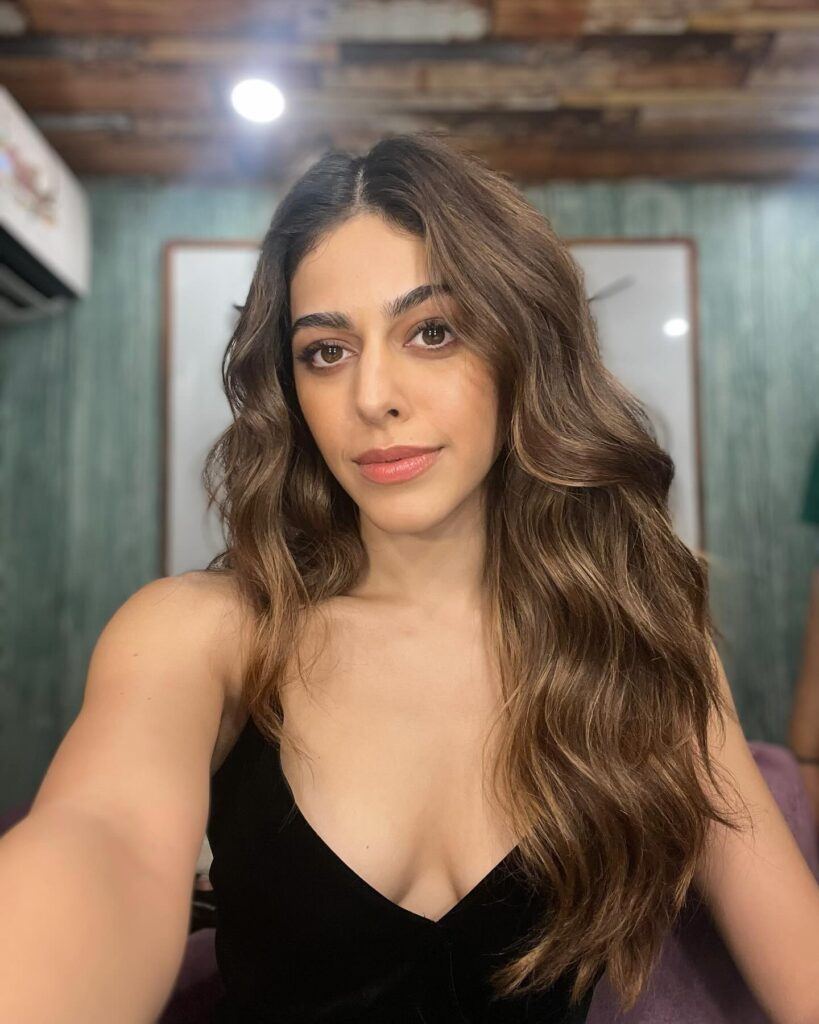 Pic Talk: Glamorous Alaya With Bouncy Hair