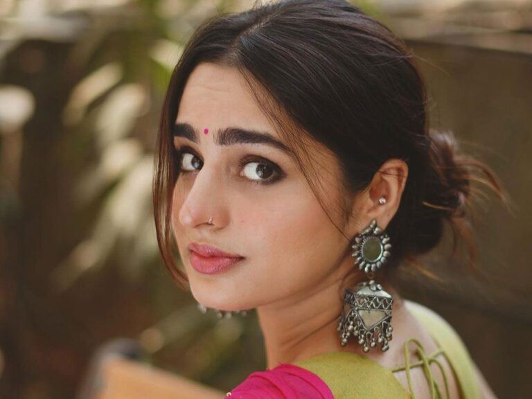 Ayesha Khan Lashes Out At Paparazzi!