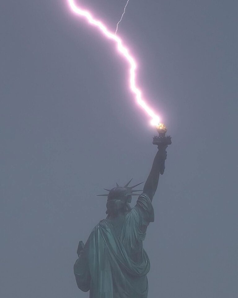 breathtaking-lighting-fall-at-statue-of-liberty