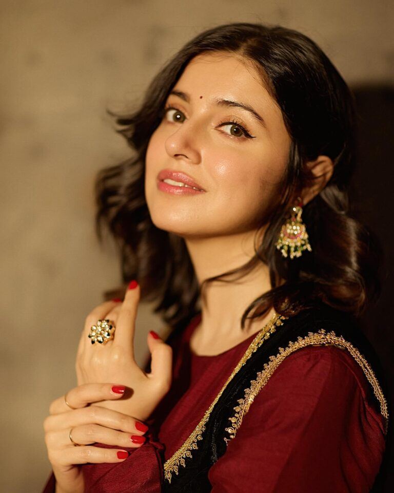 Pic Talk: Divya Khosla Kumar's Glowing Look